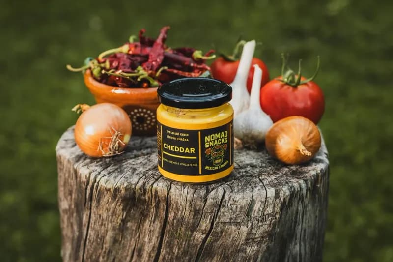 Sklenička omáčky Tekutý cheddar premium Nomad Snacks