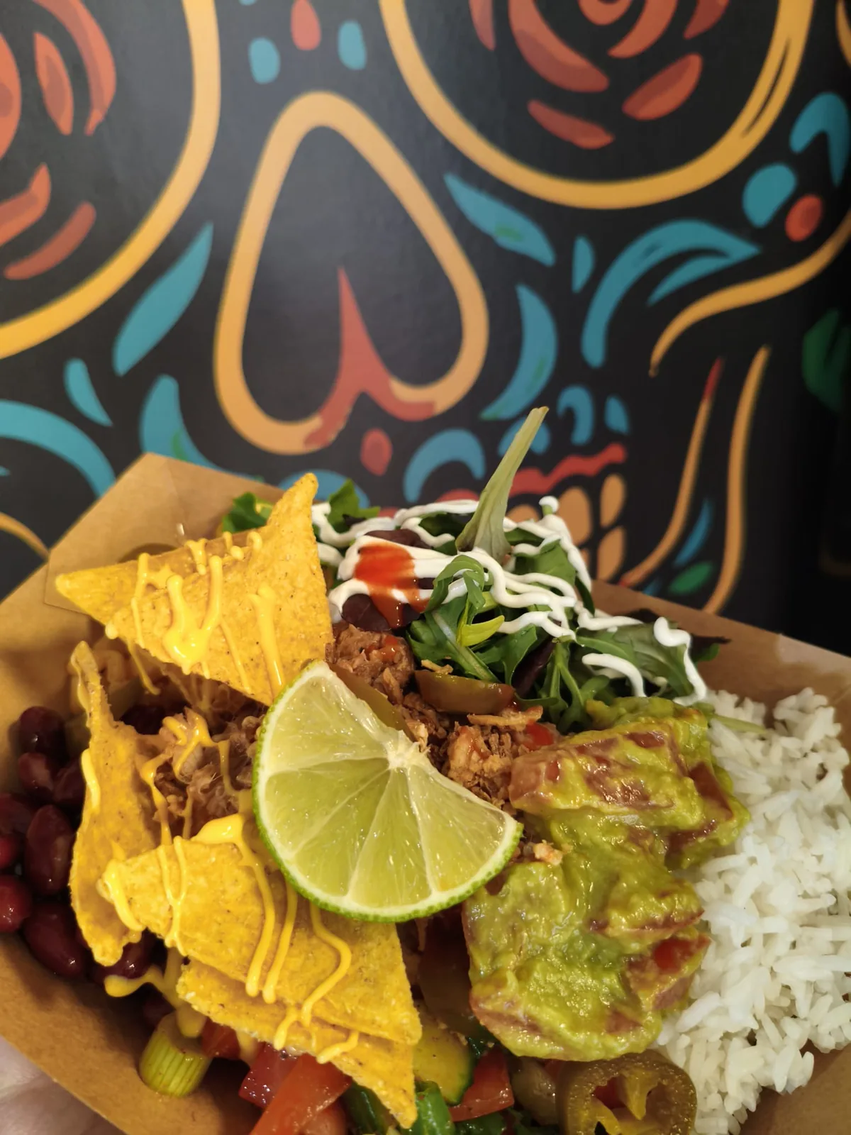 Mex Bowl s rýží, guacamole, rukolou a nachos v boxu