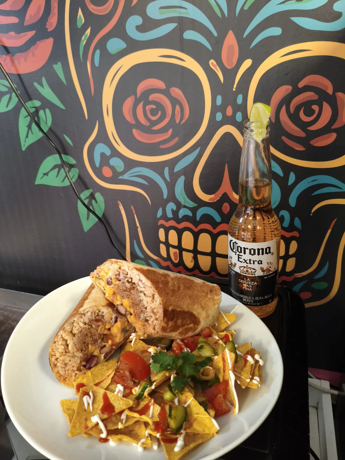Burrito a nachos servírované s vychlazenou Coronou Extra
