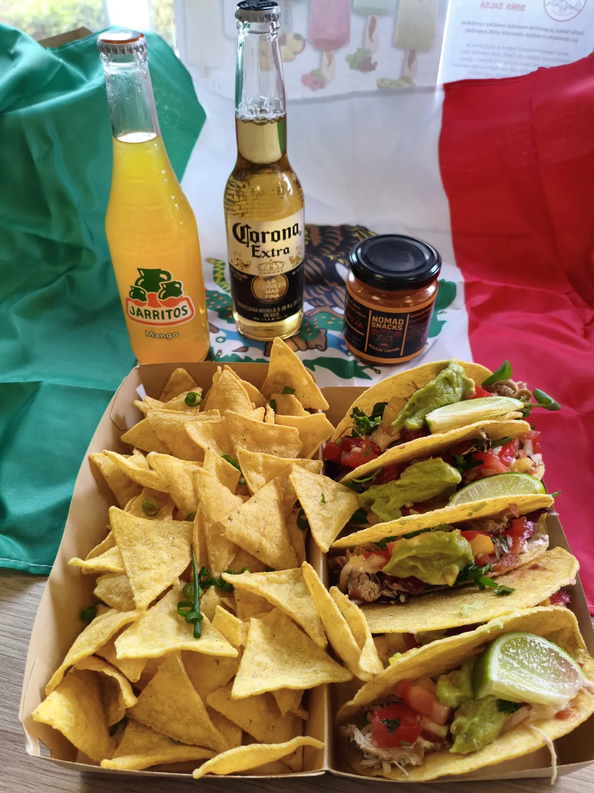 Tacos, nachos, Jarritos, Corona a naše salsa Roja na mexické vlajce