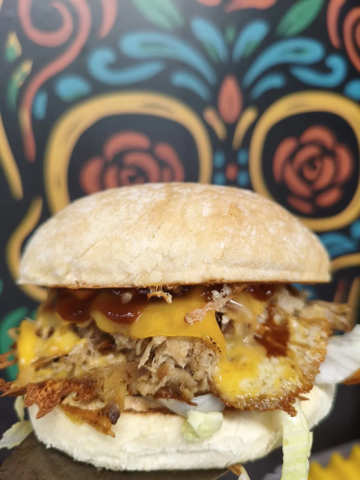 Burger s trhaným masem, cheddarem a BBQ omáčkou