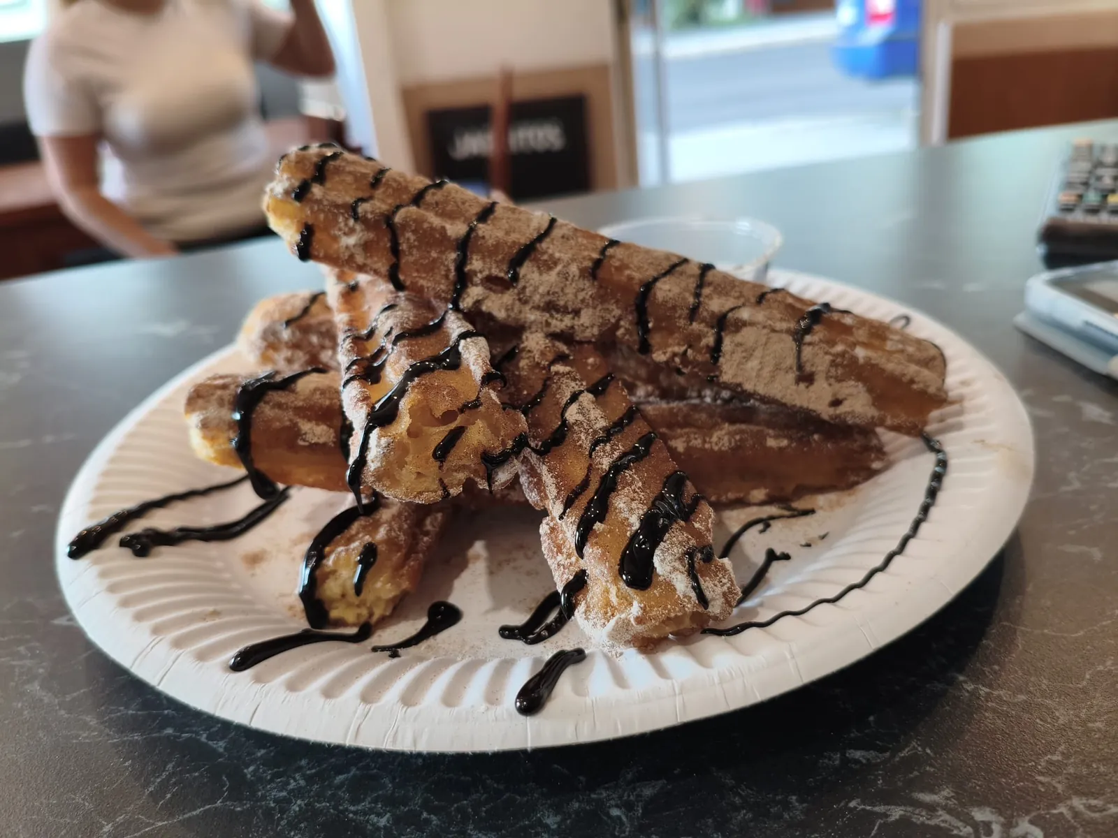 Churros se skořicovým cukrem a čokoládovou polevou