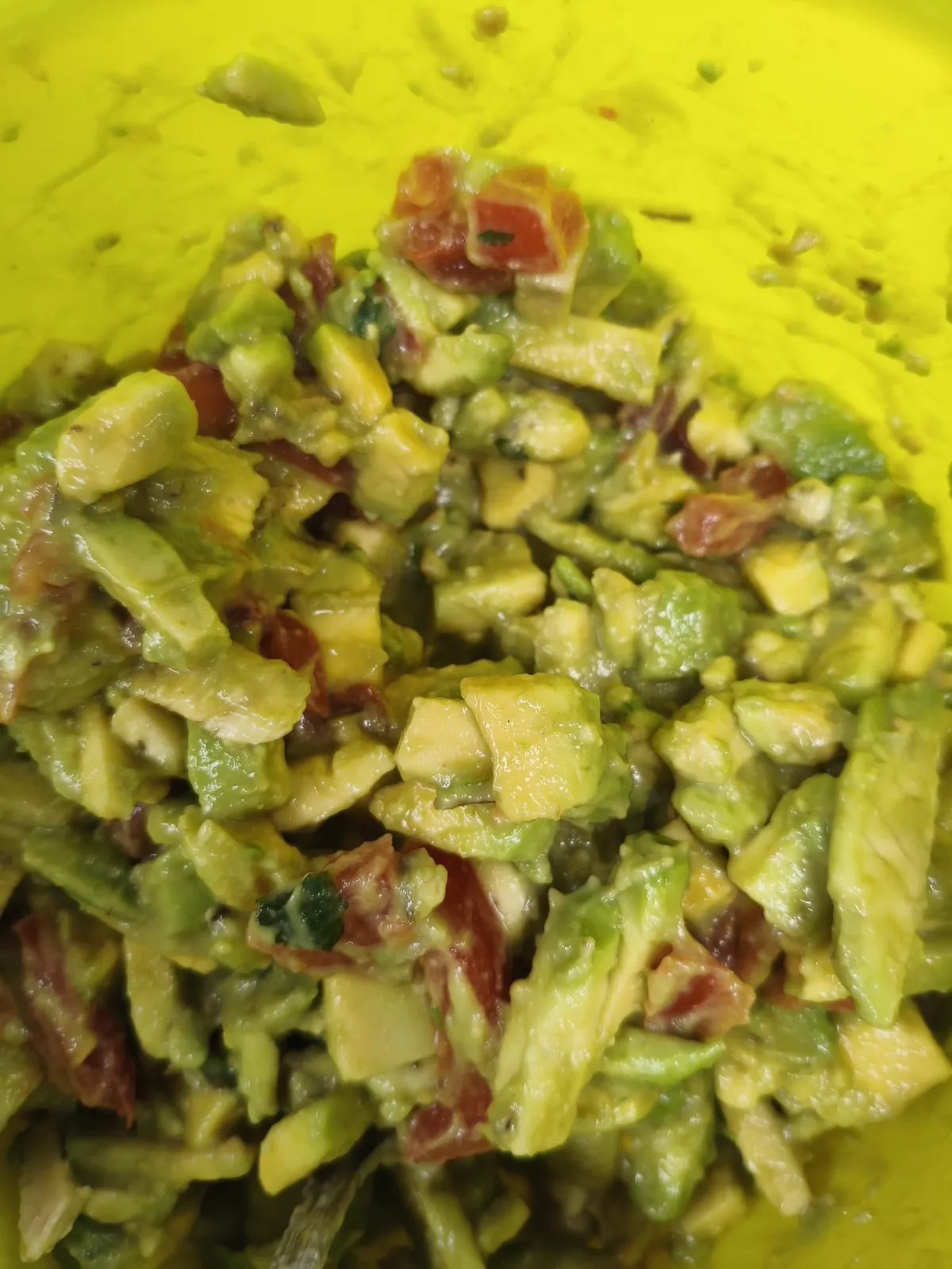 Čerstvé guacamole z nakrájeného avokáda a rajčat