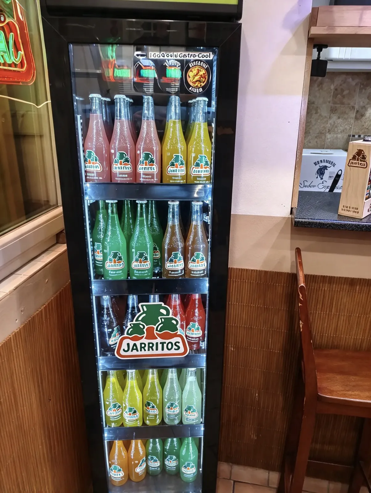 Prosklená lednice s mexickými limonádami Jarritos
