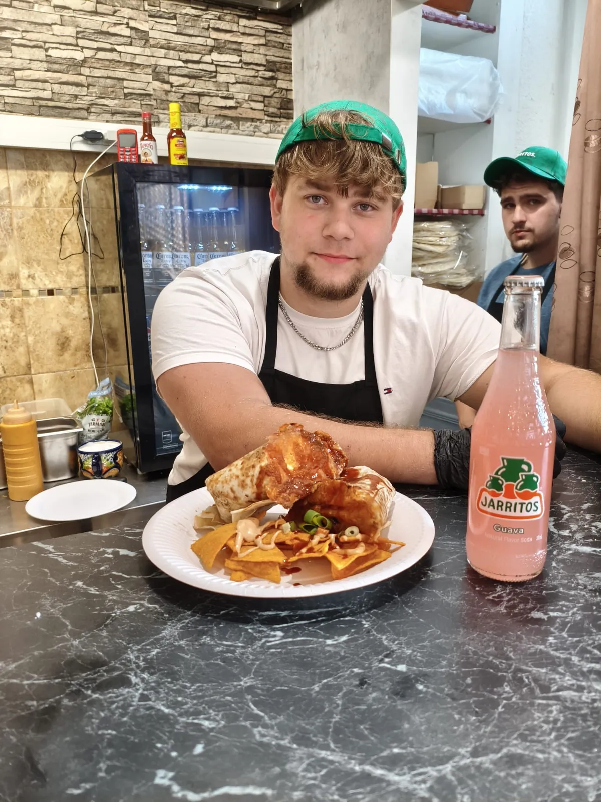 Obsluha Nomad Snacks v Jablonci s burritem, nachos a limonádou Jarritos