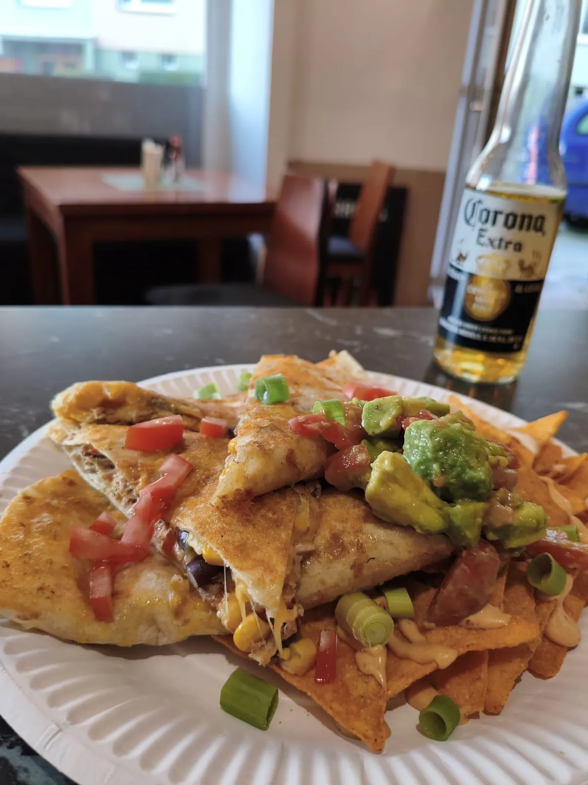 Quesadilla s nachos, rajčaty, avokádem a jarní cibulkou, vedle Corona Extra