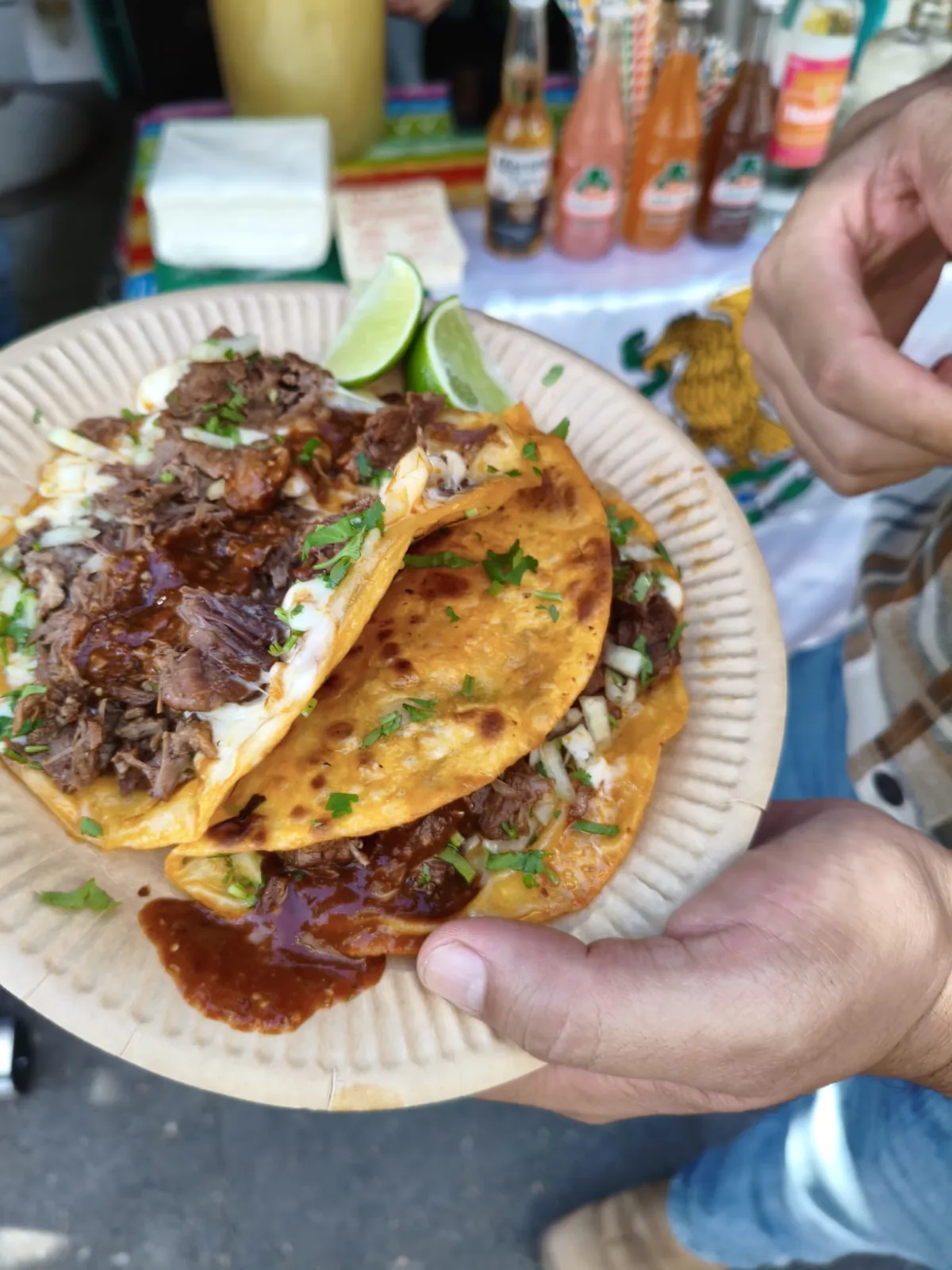 Tacos s trhaným hovězím, cibulkou, koriandrem a limetkou