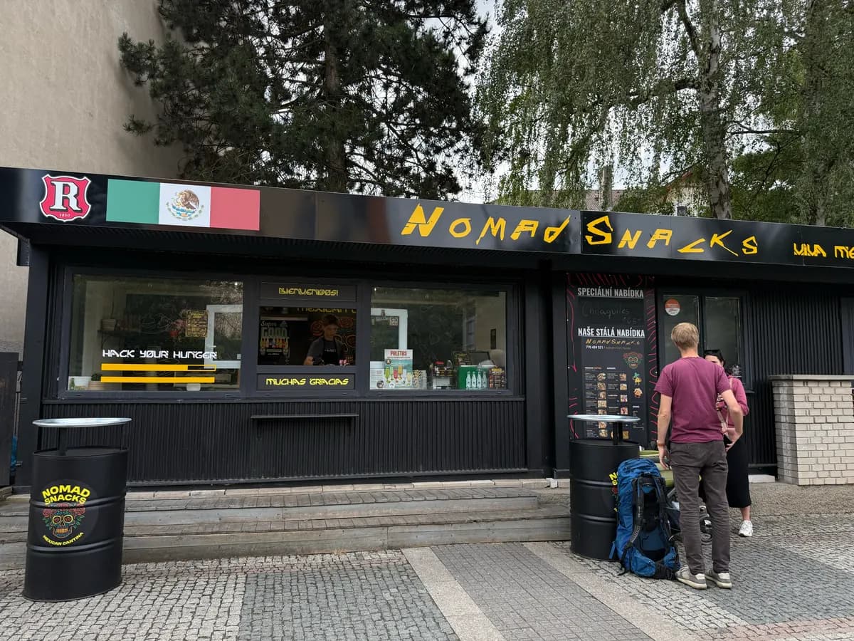 Kiosek Nomad Snacks zblízka s výdejním okénkem a nabídkou