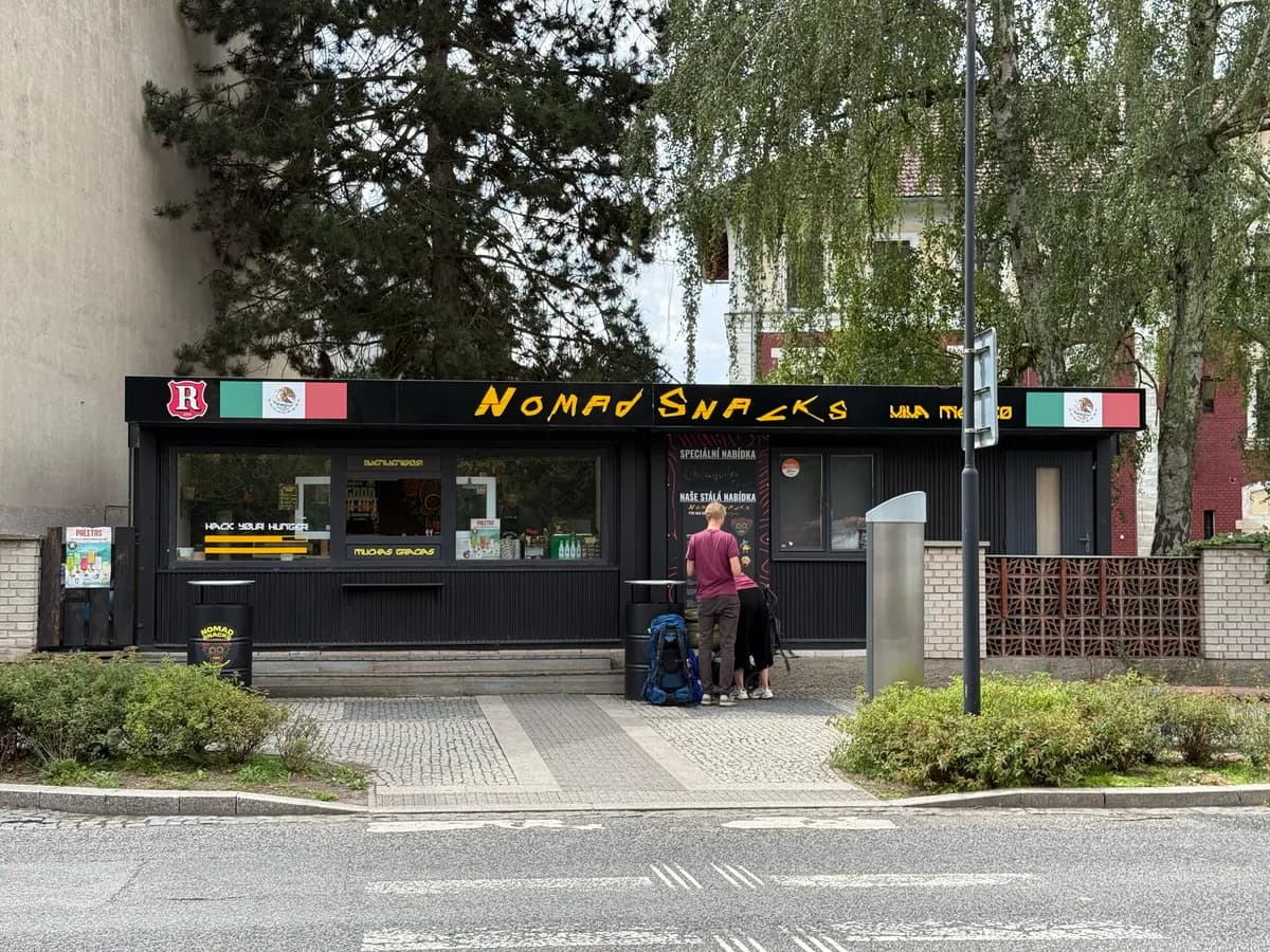 Kiosek Nomad Snacks na Nádražní ulici v Turnově, pohled zdálky