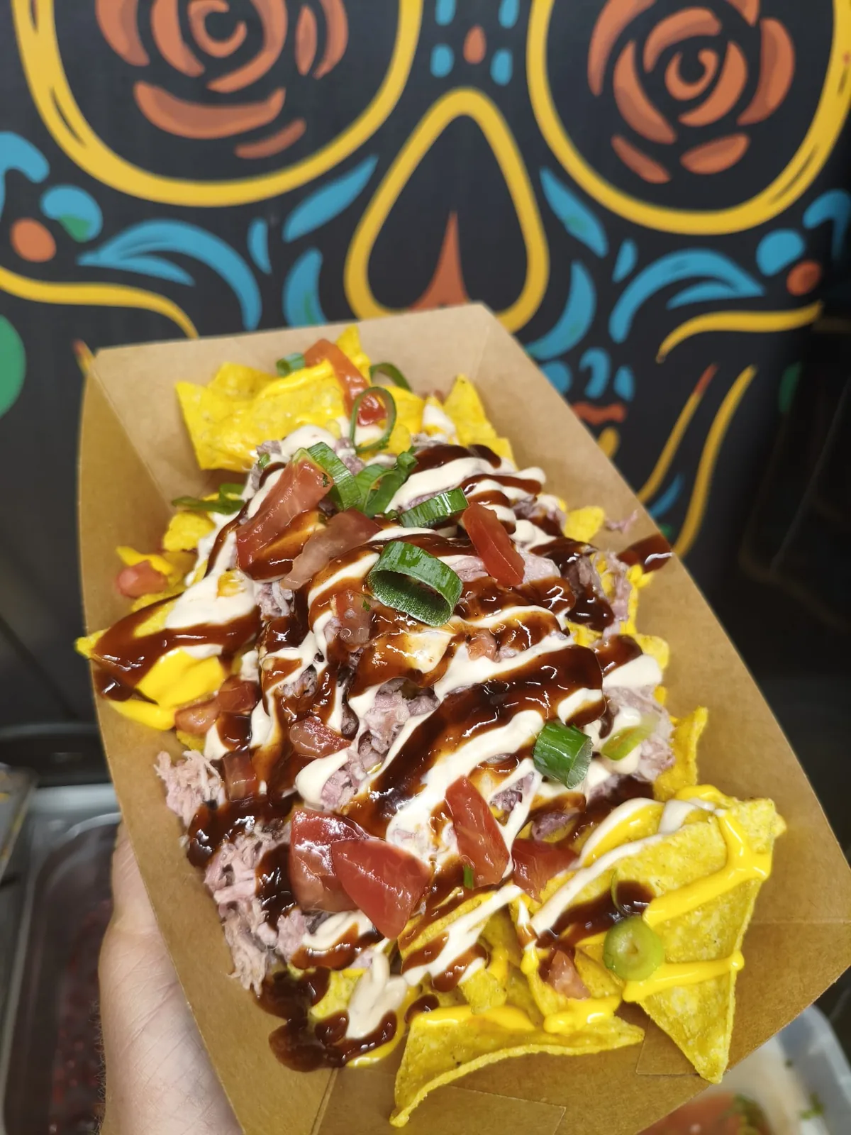Nachos s trhaným masem, BBQ omáčkou a zakysanou smetanou