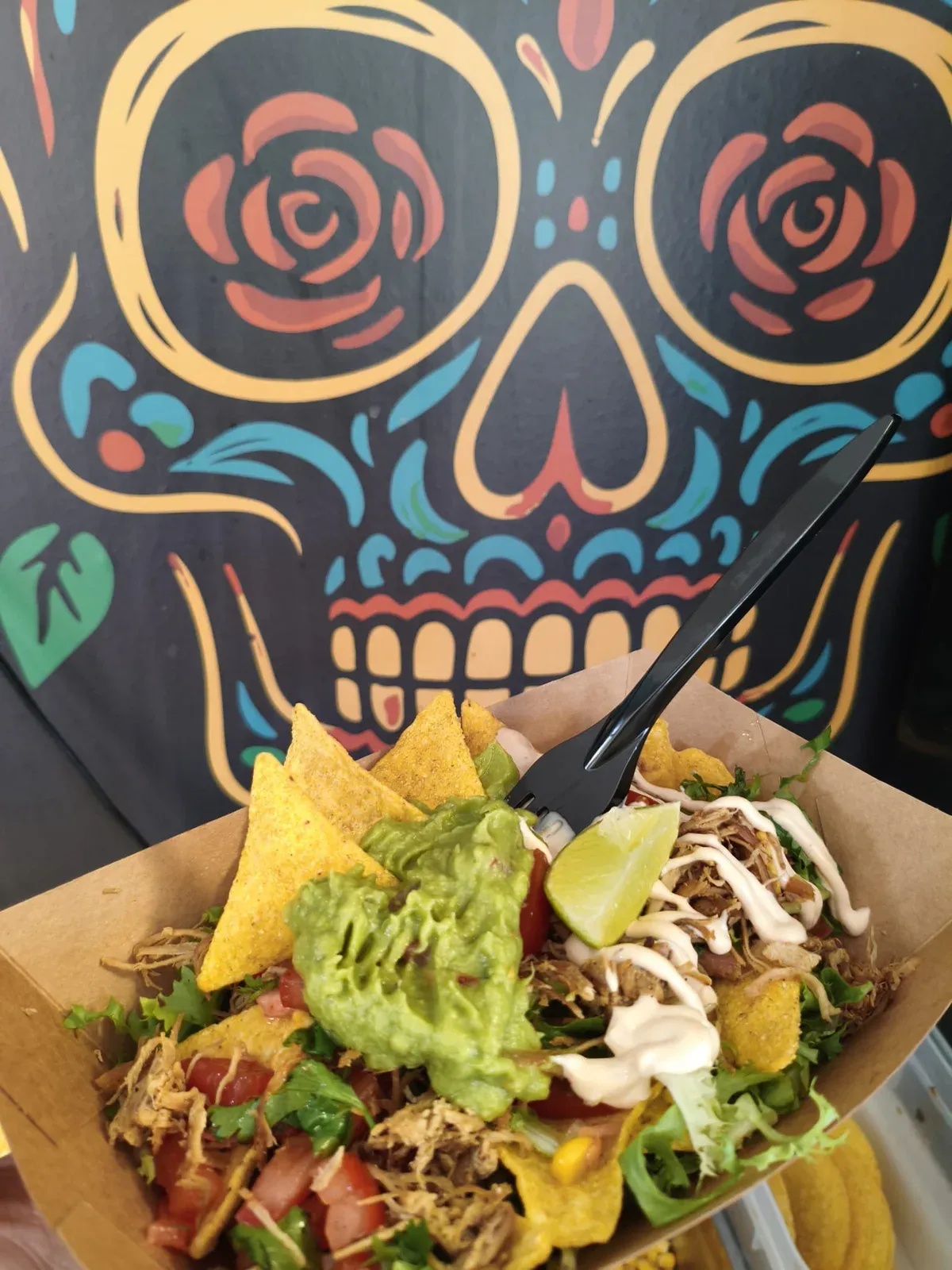 Mex Bowl s rýží, fazolemi, guacamole a nachos