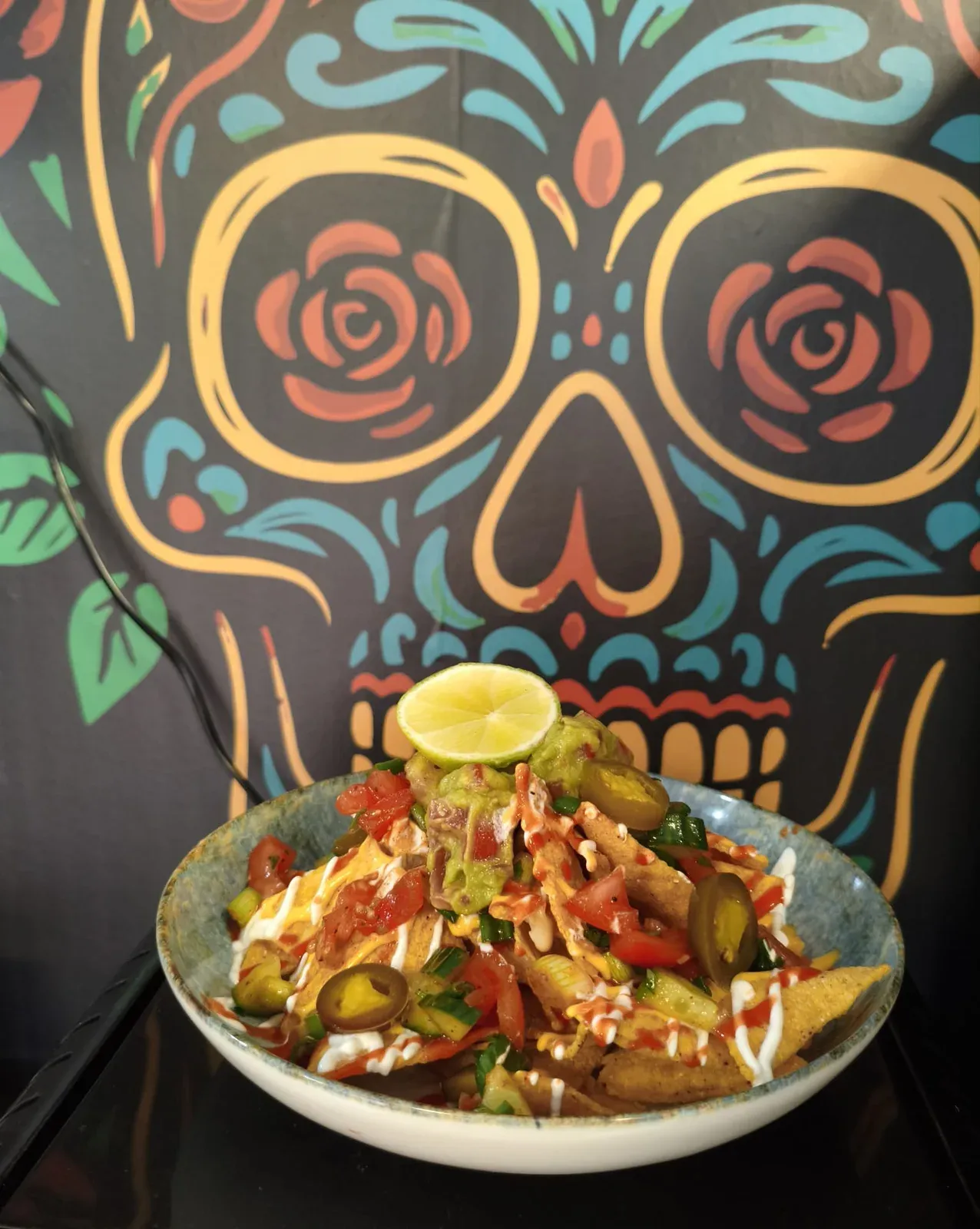 Nachos bowl servírovaný v kiosku Nomad Snacks