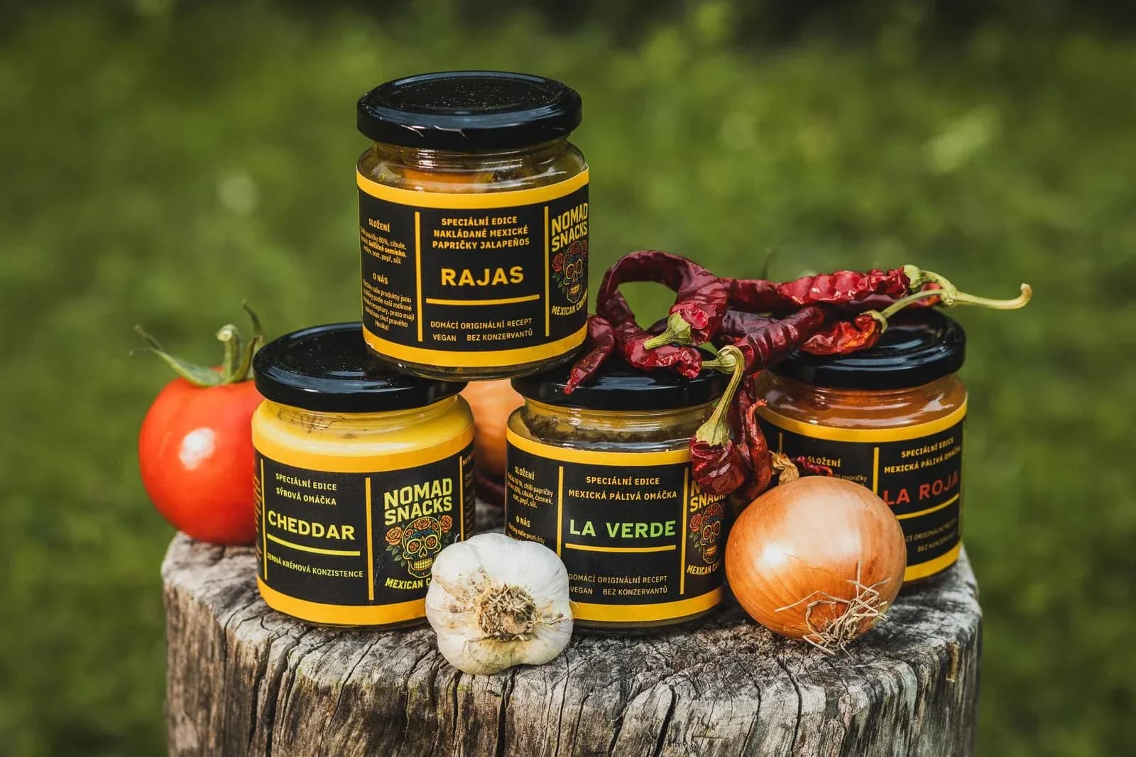 Všechny čtyři omáčky Nomad Snacks — La Roja, La Verde, Cheddar a Rajas