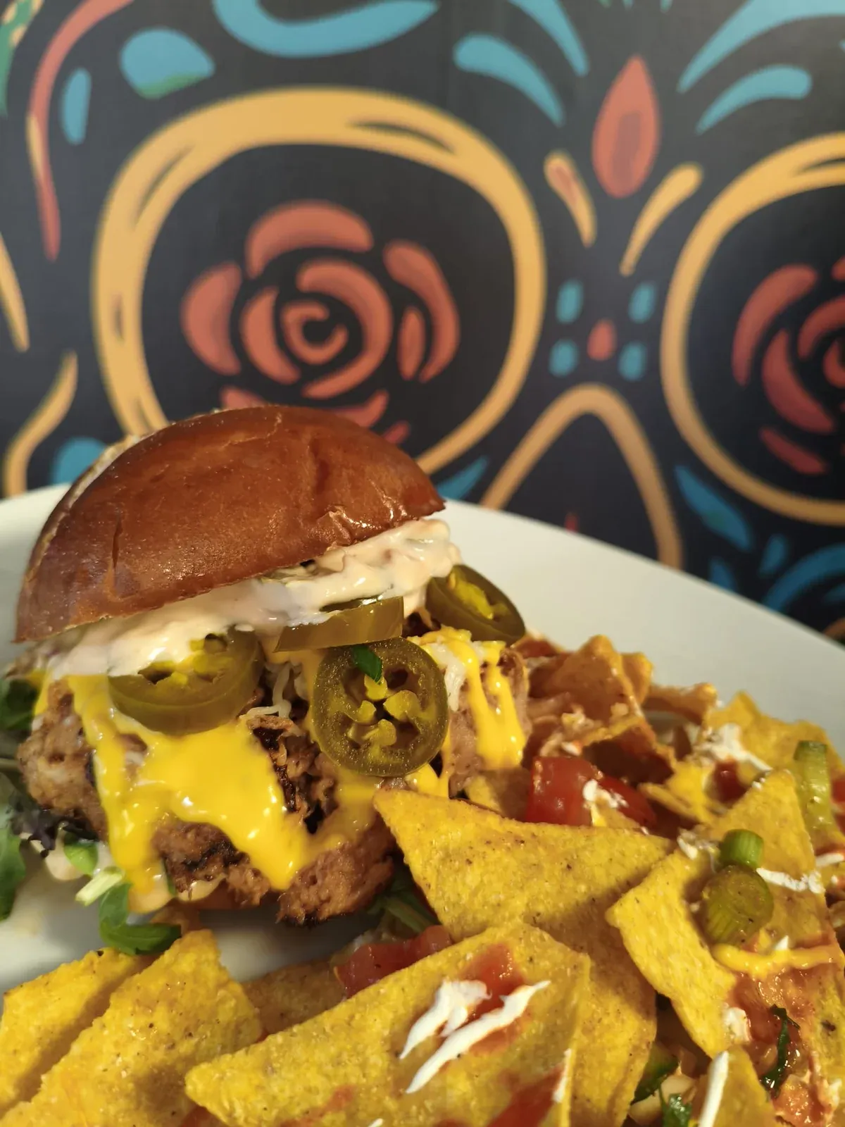 Smash burger s cheddarem a nakládanými jalapeños
