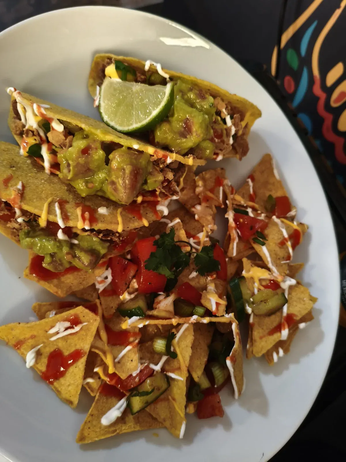 Shell tacos a nachos servírované v Nomad Snacks