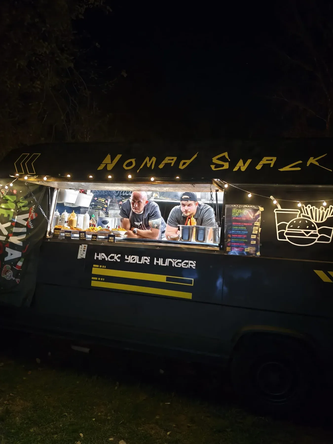 Food truck Nomad Snacks v akci v noci