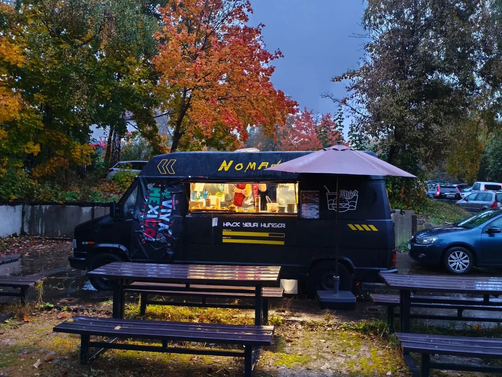 Food truck Nomad Snacks s posezením pro hosty na akci