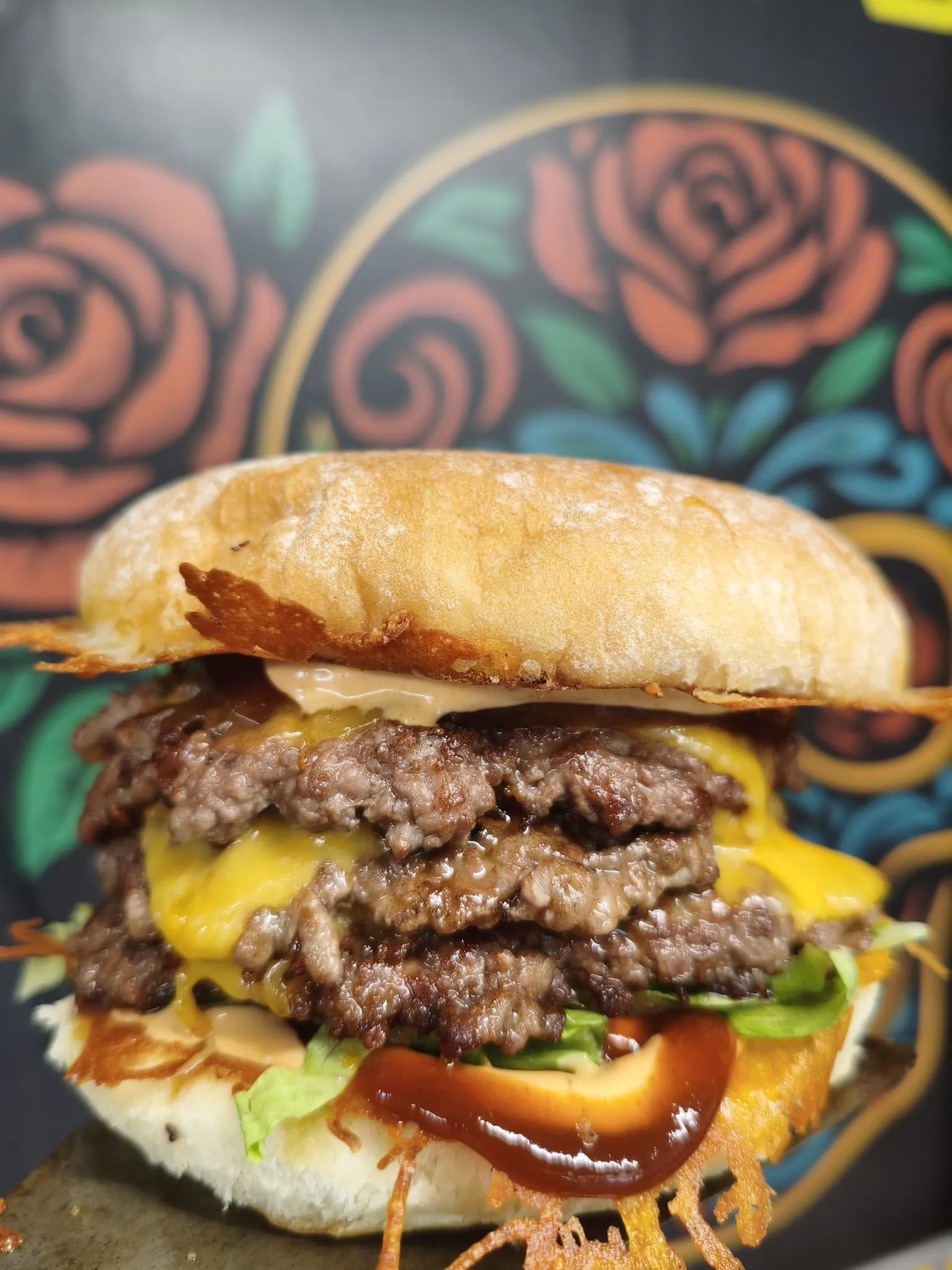 Smash burger s dvojitým masem a rozteklým cheddarem z Nomad Snacks v Jablonci