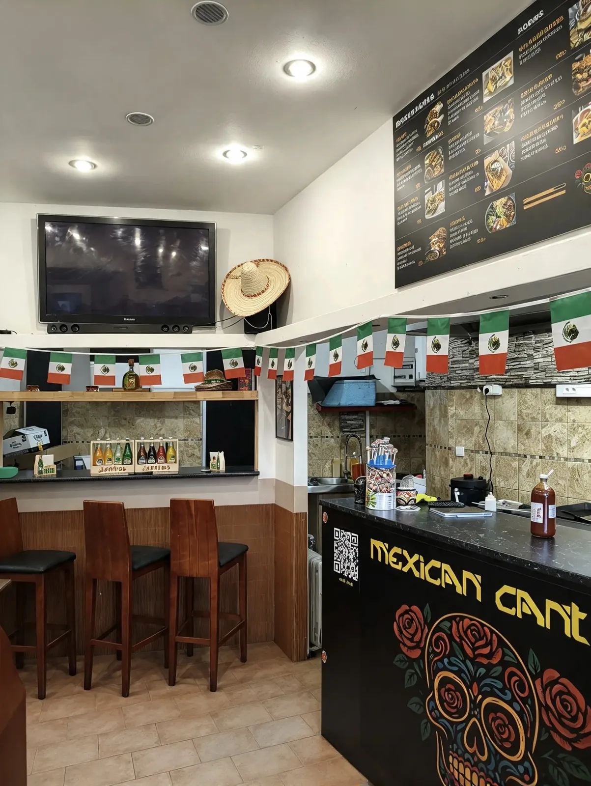 Interiér pobočky v Jablonci s barovými židlemi, pultem Mexican Cantina a mexickými vlajkami